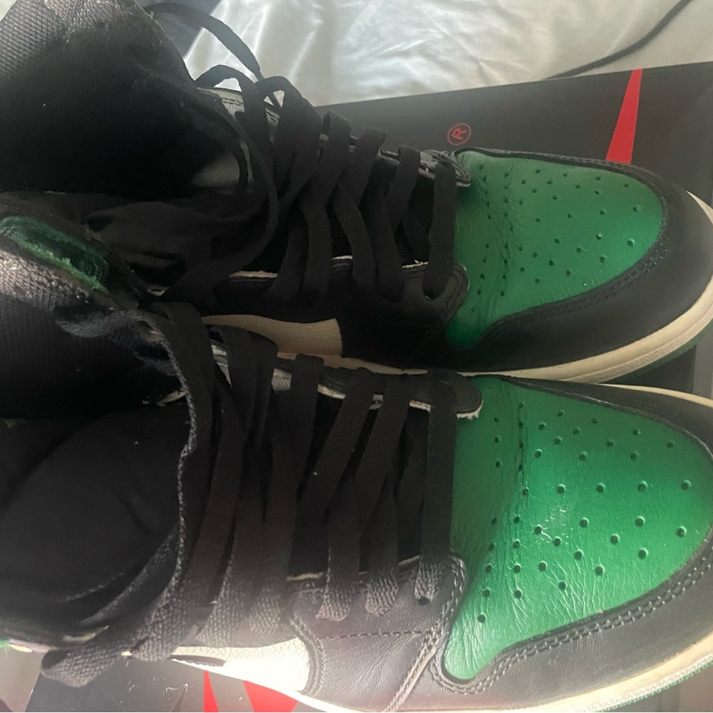 Jordan Men's Black and Green Sneakers